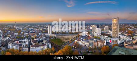 Panoramablick auf Essen, Deutschland bei Sonnenuntergang Stockfoto