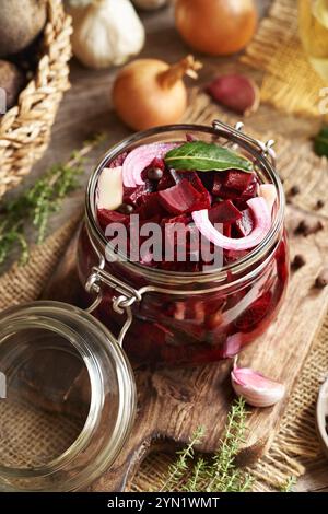 Zubereitung von fermentiertem Rübenkwass in einem Glas aus frischer Rote Bete, Zwiebeln, Knoblauch und Gewürzen Stockfoto