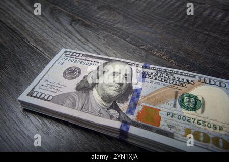 Weltgeld – Fragmentstapel von US-Dollar auf Black Boards Hintergrund Stockfoto
