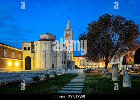 Blauer Blick auf die Altstadt von Zadar mit der St. Donatus-Kirche und dem Turm. Foto aufgenommen am 22. Oktober 2024 in Zadar, Kreis Zadar, Kroatien. Stockfoto