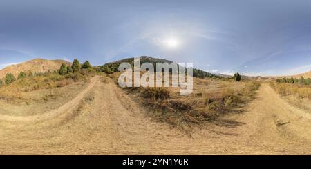 360 Grad Panorama Ansicht von Vollständiges kugelförmiges Panorama des trockenen gelb staubigen Fußweges in Herbstausläufern bei sonnigem Tag in gleicheckiger Projektion