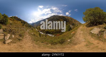 360 Grad Panorama Ansicht von Vollständiges kugelförmiges Panorama des felsigen Wanderweges durch das malerische Bergtal am sonnigen Herbsttag in gleicheckiger Projektion