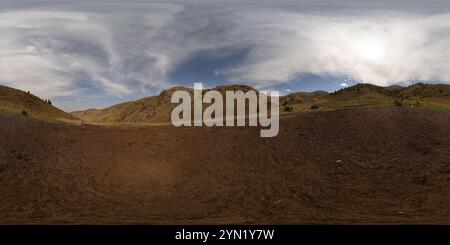 360 Grad Panorama Ansicht von Vollständiges kugelförmiges Panorama in gleicheckiger Projektion des zertrampelten Erdstücks an einem sonnigen Herbsttag in der Nähe von Bergweiden.