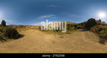 360 Grad Panorama Ansicht von Vollständiges kugelförmiges Panorama des trockenen gelb staubigen Fußweges in Herbstausläufern bei sonnigem Tag in gleicheckiger Projektion