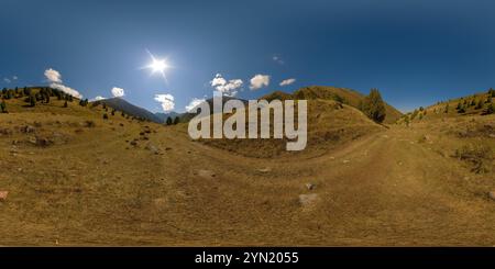 360 Grad Panorama Ansicht von Vollständiges kugelförmiges Panorama des sonnigen Herbsttages in Bergen in gleicheckiger Projektion