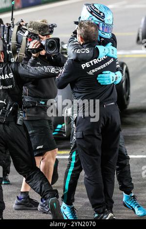 Las Vegas, NV, USA. November 2024. Mercedes-AMG Petronas F1 Team Pilot George Russell (63) feiert nach dem Sieg des Formel 1 Heineken Silver Las Vegas Grand Prix 2024 auf dem Las Vegas Street Circuit in Las Vegas, NV. Christopher Trim/CSM/Alamy Live News Stockfoto