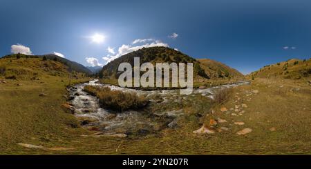 360 Grad Panorama Ansicht von Vollständiges kugelförmiges Panorama des schmalen Gebirgsbaches an einem sonnigen Herbsttag im malerischen abgelegenen Tal in gleicheckiger Projektion