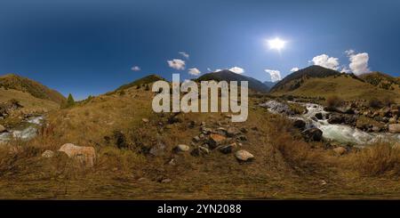 360 Grad Panorama Ansicht von Vollständiges kugelförmiges Panorama des schmalen Gebirgsbaches an einem sonnigen Herbsttag im malerischen abgelegenen Tal in gleicheckiger Projektion