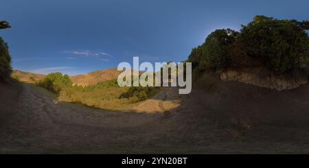 360 Grad Panorama Ansicht von Vollständiges kugelförmiges Panorama des trockenen gelb staubigen Fußweges in Herbstausläufern bei sonnigem Tag in gleicheckiger Projektion