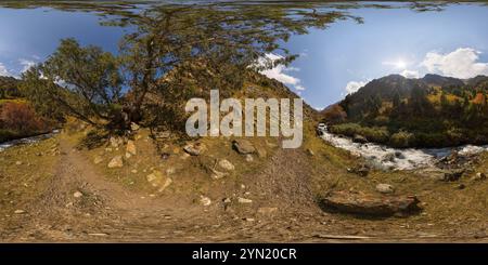 360 Grad Panorama Ansicht von Vollständiges kugelförmiges Panorama des felsigen Wanderweges durch das malerische Bergtal am sonnigen Herbsttag in gleicheckiger Projektion