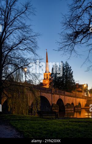 Wallingford in der Abenddämmerung im November. Oxfordshire, England Stockfoto