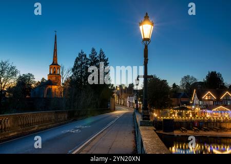 Wallingford in der Abenddämmerung im November. Oxfordshire, England Stockfoto