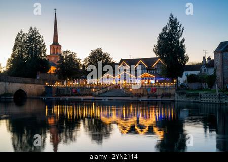 Wallingford in der Abenddämmerung im November. Oxfordshire, England Stockfoto