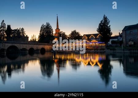 Wallingford in der Abenddämmerung im November. Oxfordshire, England Stockfoto