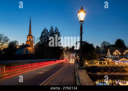 Wallingford in der Abenddämmerung im November. Oxfordshire, England Stockfoto