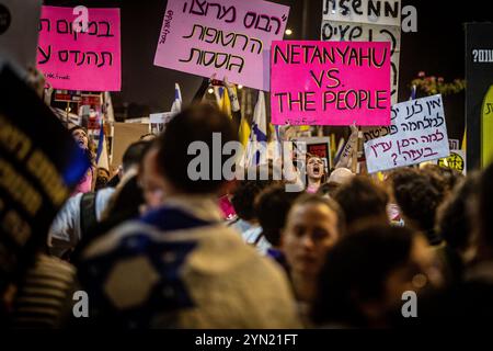 Tel Aviv, Israel. November 2024. Demonstranten singen und winken Zeichen während einer Demonstration in Tel Aviv, Samstag, 23. November 2024. Tausende Israelis gingen am Samstagabend auf die Straßen des Landes, um eine weitere Woche in Folge Proteste zu veranstalten, die die Freilassung von 110 Geiseln forderten, die noch immer Gefangenen in Gaza helfen, und um Neuwahlen. Foto von Eyal Warshavsky. Quelle: Eyal Warshavsky/Alamy Live News Stockfoto