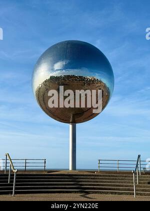 Riesige Spiegelkugel auf der Blackpool South Promenade vor blauem Himmel Stockfoto