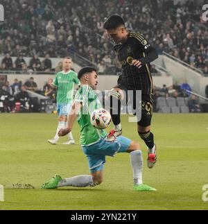 23. November 2024: MLS - Major League Soccer - LAFC Mittelfeldspieler EDUARD ATUESTA mit einem akrobatischen Schritt in Richtung Tor, als der Seattle Sounders FC LAFC in der zweiten Runde der MLS Western Division Playoffs im BOM Stadium, Los Angeles, CA, USA, verärgerte. November 2024. Das Spiel wurde am Ende des regulatorischen Spiels mit 1 Tor pro Seite beendet. Seattle hat das Siegtor in der zweiten Überstundenzeit gekürt. Schlüsselfaktoren im Spiel waren die nne Saves, die Seattle Torhüter Stefan frei zusammen mit dem eigenen Tor erzielte, das der LAFC in der Reglementierung erzielte. Seattle spielt im Finale der Western Conference. Cre Stockfoto