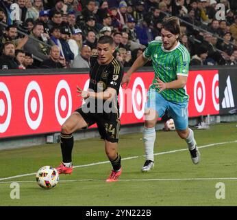 23. November 2024: MLS - Major League Soccer - LAFC-Verteidiger SERGI PALENCIA und Seattle Sounders FC Stürmer PEDRO de la VEGA in der zweiten Spielhälfte, als der Seattle Sounders FC LAFC in der zweiten Runde der MLS Western Division Playoffs, BOM Stadium, Los Angeles, CA, USA, aufrüttelte. November 2024. Das Spiel wurde am Ende des regulatorischen Spiels mit 1 Tor pro Seite beendet. Seattle hat das Siegtor in der zweiten Überstundenzeit gekürt. Hauptfaktoren im Spiel waren die nne Saves, die Seattle Torhüter Stefan frei erzielte, zusammen mit dem eigenen Tor, das LAFC in der Regie erzielte Stockfoto