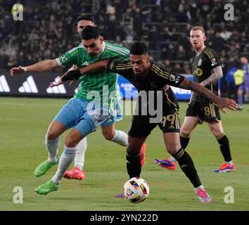 23. November 2024: MLS - Major League Soccer - LAFC-Stürmer DENIS BOUANGA und Seattle Sounder FC Mittelfeldspieler JOA PAULO vermischen es, als der Seattle Sounders FC LAFC in der zweiten Runde der MLS Western Division Playoffs im BOM Stadium, Los Angeles, CA, USA, aufrüttelt. November 2024. Das Spiel wurde am Ende des regulatorischen Spiels mit 1 Tor pro Seite beendet. Seattle hat das Siegtor in der zweiten Überstundenzeit gekürt. Schlüsselfaktoren im Spiel waren die nne Saves, die Seattle Torhüter Stefan frei zusammen mit dem eigenen Tor erzielte, das der LAFC in der Reglementierung erzielte. Seattle spielt in der Western Conferen Stockfoto