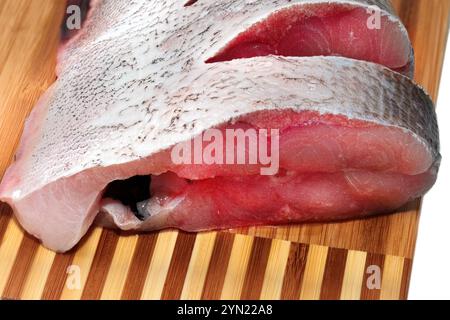 Scheiben von rohem Karpfen auf weißem Hintergrund. Isoliert Stockfoto