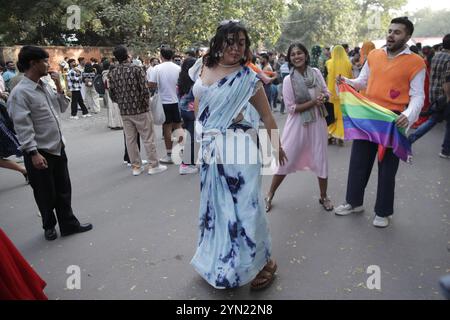 Ein Aktivist und Unterstützer des LGBTQIAP Community Dance während der 15. Ausgabe von Delhi Queer Pride 2024 in New Delhi am 24. November 2024. New Delhi Indien Copyright: XAnshumanxAkashx Stockfoto