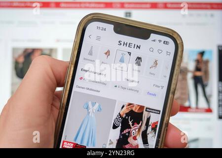 Hand hält Mobiltelefon auf der Website des chinesischen Unternehmens Shein zu sehen ist *** Hand hält ein Mobiltelefon mit der Website des chinesischen Unternehmens Shein Nordrhein-Westfalen Deutschland, Deutschland GMS18071 Stockfoto