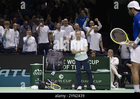 Malaga, Spanien. November 2024. Filippo Volandri, italienischer Kapitän beim Davis Cup 2024, Halbfinale-Tennis-Event zwischen Italien und Australien am 23. November 2024 im Martin Carpena Pavilion in Malaga, Spanien Credit: Independent Photo Agency/Alamy Live News Stockfoto