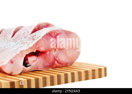 Scheiben von rohem Karpfen auf weißem Hintergrund. Isoliert Stockfoto