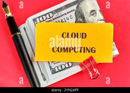 Das Konzept von Technologie und Entwicklung. Phrase, Wörter, TEXTWOLKE auf einem gelben Aufkleber, der in zwei Hälften gefaltet ist Stockfoto