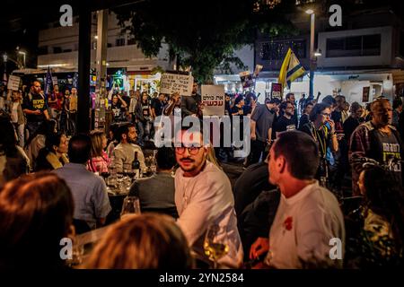 Tel Aviv, Israel. November 2024. Demonstranten marschieren in den Straßen von Tel Aviv während einer Demonstration am Samstag, 23. November 2024. Tausende Israelis gingen am Samstagabend auf die Straßen des Landes, um eine weitere Woche in Folge Proteste zu veranstalten, die die Freilassung von 110 Geiseln forderten, die noch immer Gefangenen in Gaza helfen, und um Neuwahlen. Foto von Eyal Warshavsky. Quelle: Eyal Warshavsky/Alamy Live News Stockfoto