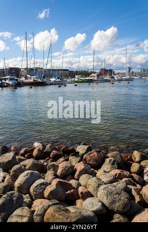 Wunderschöne Segelboote ankern im Hafen von Helsinki, Finnland, Europa, sonniger Sommertag Stockfoto