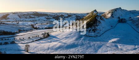 Ein Panoramablick auf Parkhouse Hill und Chrome Hill im oberen Dove Valley von Earl Sterndale, Peak District National Park, Derbyshire Stockfoto