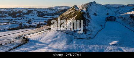 Ein Panoramablick auf Parkhouse Hill und Chrome Hill im oberen Dove Valley von Earl Sterndale, Peak District National Park, Derbyshire Stockfoto