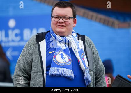 Kingston upon Thames, Großbritannien. November 2024. Die Fans kommen am 24. November 2024 im Kingsmeadow Stadium, Kingston upon Thames, Großbritannien (Foto: Izzy Poles/News Images) in Kingston upon Thames, Großbritannien, vor dem Barclays Women's Super League-Spiel Chelsea FC Women gegen Manchester United Women 2024. (Foto: Izzy Poles/News Images/SIPA USA) Credit: SIPA USA/Alamy Live News Stockfoto