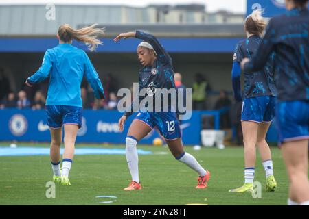 Kingston, Großbritannien. November 2024. Ashley Lawrence (12 Chelsea) erwärmt sich vor dem Spiel der Barclays Womens Super League zwischen Chelsea und Manchester United in Kingsmeadow, London. (Tom Phillips/SPP) Credit: SPP Sport Press Photo. /Alamy Live News Stockfoto