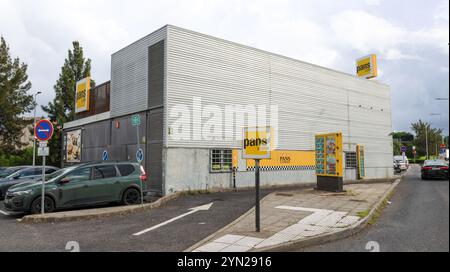 Blick auf eine Pfanne und ein Fastfood-Restaurant des Unternehmens mit geparkten Autos in sabadell, einer Stadt in der Nähe von barcelona, spanien Stockfoto