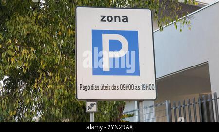 Parkzonenschild mit kostenpflichtigen Parkplätzen während der Geschäftszeiten in portugiesischer Sprache Stockfoto
