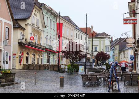 MELK, ÖSTERREICH - 12. MAI 2019: Hier ist der Rathausplatz an einem regnerischen Frühlingsmorgen. Stockfoto