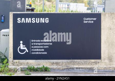 Nahaufnahme eines samsung Kundendienstschilds mit Informationen zur Barrierefreiheit für Rollstuhlfahrer auf portugiesisch Stockfoto