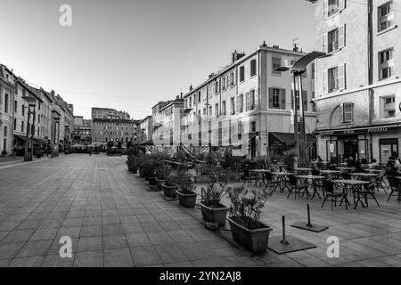 Marseille, Frankreich - 28. Januar 2022: Der Cours Honore-d'Estienne-d'Orves ist eine Fußgängerzone mit Restaurants im 1. Arrondissem Stockfoto