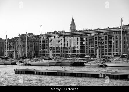 Marseille, Frankreich - 28. Januar 2022: Der Alte Hafen von Marseille umgibt einen lebhaften Yachthafen, der für seine stilvollen Hotels, Cafés und Cafés am Wasser bekannt ist Stockfoto