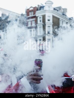 Ein Teilnehmer des Santacons wird bei der Veranstaltung in London von einer großen Vape-Wolke verdeckt. Stockfoto