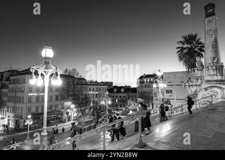 Marseille, Frankreich - 28. Januar 2022: Außenansicht der St. Bahnhof und Busbahnhof Charles in Marseille, Frankreich. Nachtszene mit beleuchteter Fassade Stockfoto