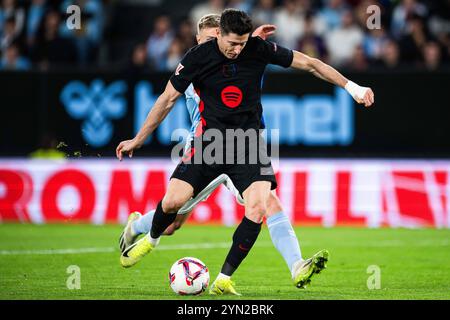 Vigo, Deutschland. November 2024. Fussball La Liga 14. Spieltag Celta Vigo - FC Barcelona am 23.11.2024 im Estadio Abanca Balaidos in Vigo Robert Lewandowski ( Barcelona ), vorne Foto: Revierfoto Credit: ddp Media GmbH/Alamy Live News Stockfoto