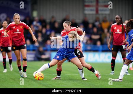 Erin Cuthbert von Chelsea (Mitte links) und Grace Clinton von Manchester United (Mitte rechts) kämpfen um den Ball während des Spiels der Barclays Women's Super League in Kingsmeadow, London. Bilddatum: Sonntag, 24. November 2024. Stockfoto