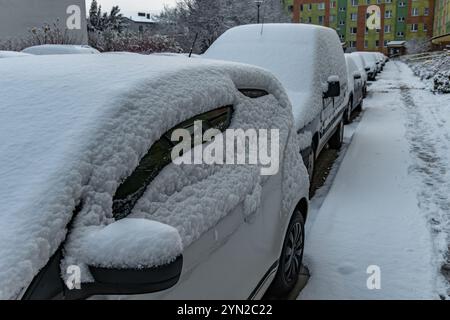 Vorbereitung des Fahrzeugs auf die Arbeit, Schneeräumung vom Auto, Entfernung von Eis aus dem Auto Stockfoto