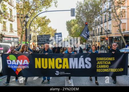 Madrid, Madrid, SPANIEN. November 2024. Der Demokratische Rat hat eine Demonstration in den Straßen Madrids gegen die politische Verwaltung der DANA organisiert, die Pedro Sanchez und Carlos Mazon zur Rechenschaft zieht. (Kreditbild: © Richard Zubelzu/ZUMA Press Wire) NUR REDAKTIONELLE VERWENDUNG! Nicht für kommerzielle ZWECKE! Quelle: ZUMA Press, Inc./Alamy Live News Stockfoto