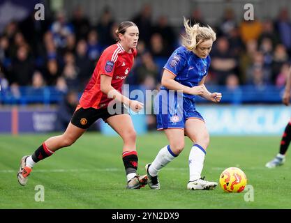 Erin Cuthbert von Chelsea (rechts) und Grace Clinton von Manchester United (links) kämpfen um den Ball während des Spiels der Barclays Women's Super League in Kingsmeadow, London. Bilddatum: Sonntag, 24. November 2024. Stockfoto