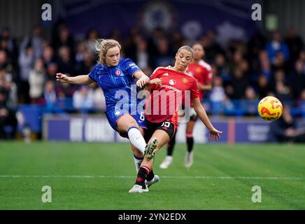 Erin Cuthbert von Chelsea (links) und Celin Bizet Ildhusoy von Manchester United (rechts) kämpfen um den Ball während des Spiels der Barclays Women's Super League in Kingsmeadow, London. Bilddatum: Sonntag, 24. November 2024. Stockfoto